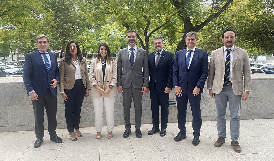 El consejero de Sosteniblidad, Ramón Fernández-Pacheco, con los ponentes y organizadores del Foro Tribuna Fórum, celebrado en Sevilla.